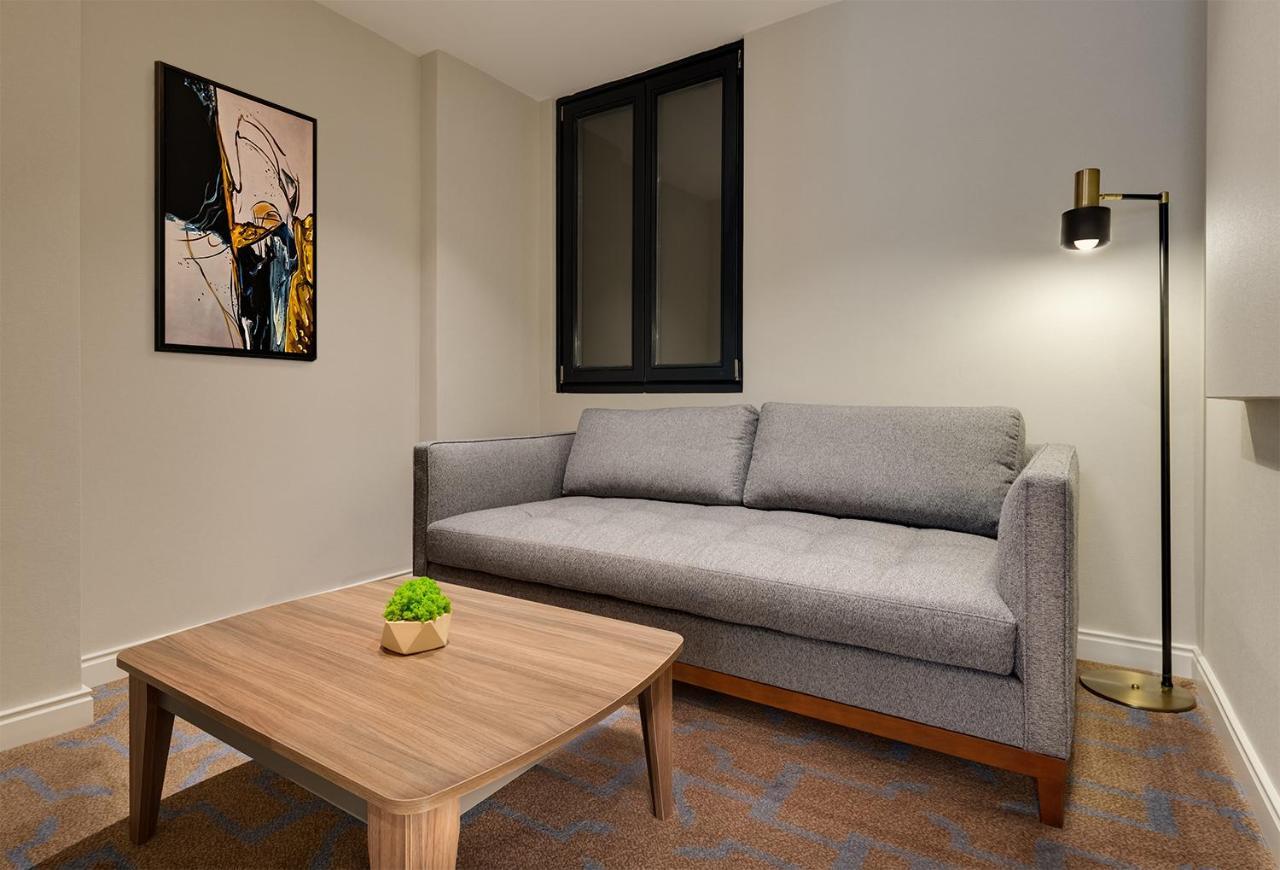 Gleam Collection Hotel Κωνσταντινούπολη Εξωτερικό φωτογραφία A living room with a sofa